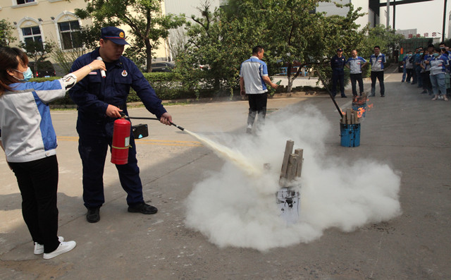 賈教官在示范滅火器的正確使用方法